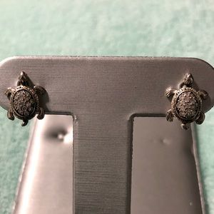 NWOT Turtles earrings and pendant set
